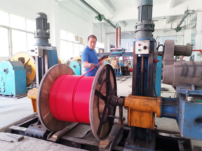 建圳達(dá)電線廠家，車間工人正在工作照