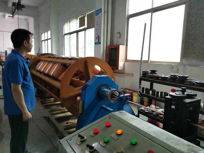 建圳達(dá)電線電纜有限公司生產(chǎn)車間中的自動(dòng)絞線機(jī)